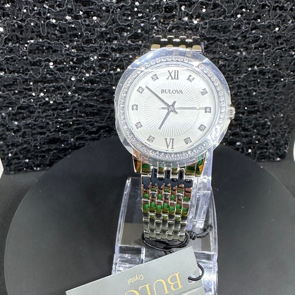 Women's NWT White Etched Face with Crystaled Bezel & Silver Chained Bracelet - Picture 2 of 4